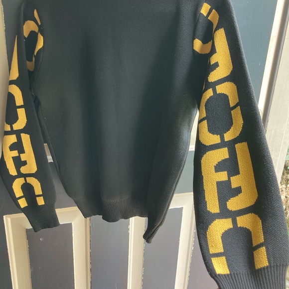 Black sweater with yellow Fendi  lettering - Picture 4 of 7